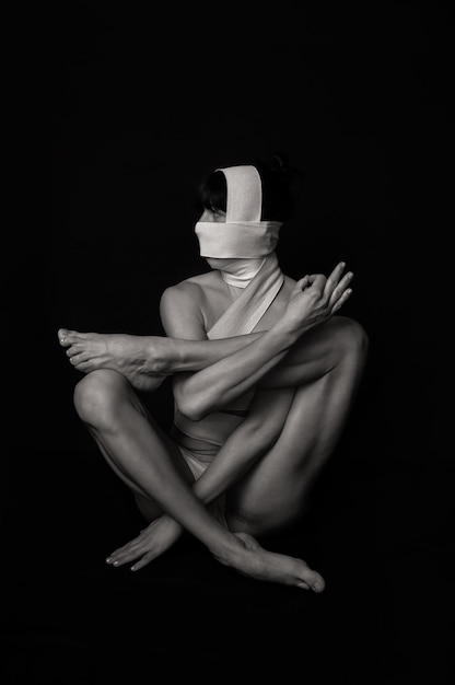 写真 ヨガの女性の白黒写真