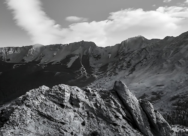写真 黒と白 絵画的な岩と山の美しい山の背景