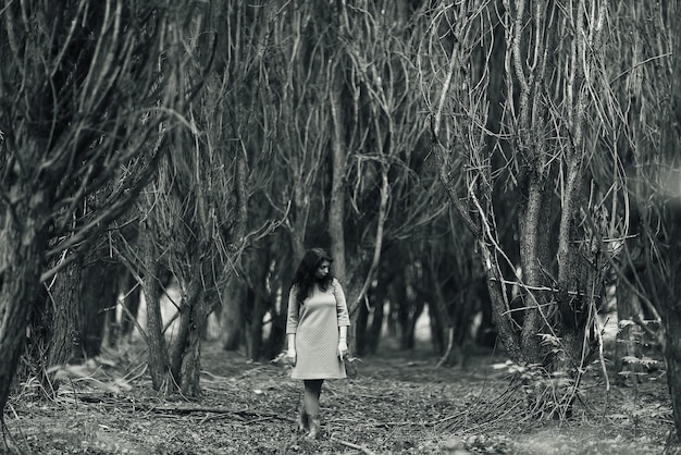 写真 女の子の黒と白の肖像画