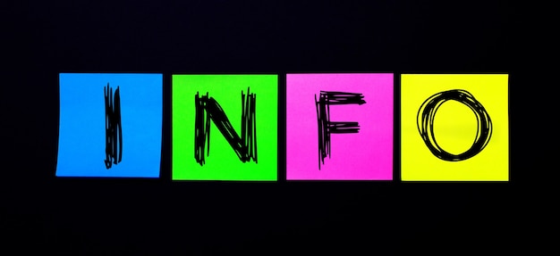 검정색 배경에 INFO라는 단어가있는 밝은 여러 가지 빛깔의 스티커. 삽화