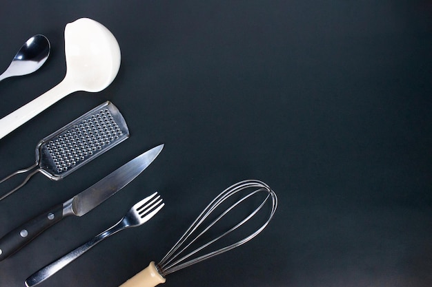 Photo a black background with a black background with a kitchen utensil and a whisk.