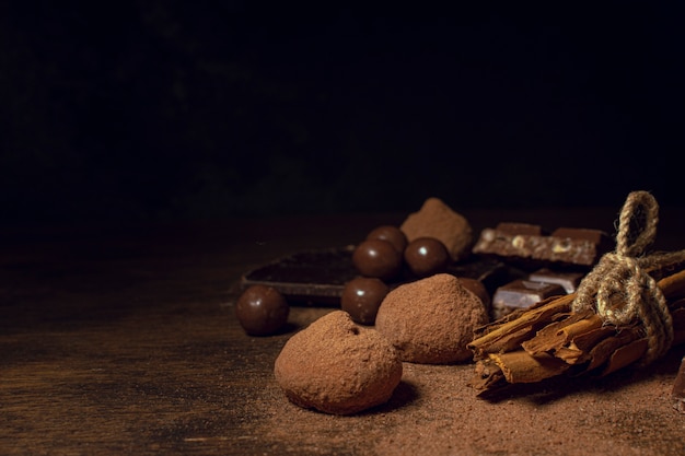 Foto sfondo nero con varietà di cioccolato