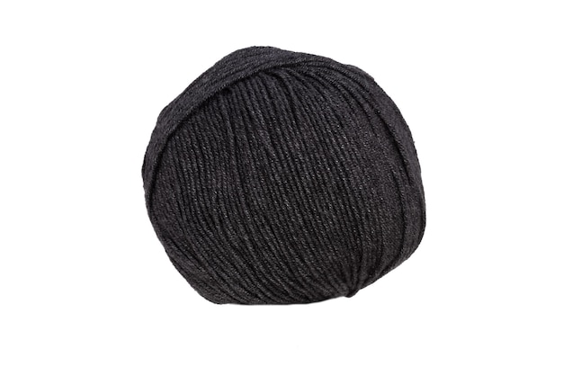 Gomitolo di lana nero isolato su priorità bassa bianca. foto di alta qualità