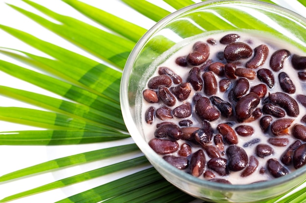 Foto fagioli neri nel latte di cocco dolce