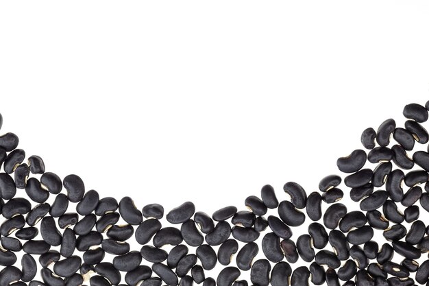 흰 배경에 고립 된 검은 콩