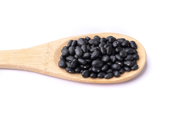 사진 흰색 배경 위에 절연 숟가락에 검은 콩
