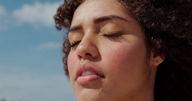 Foto bella ragazza carina afro giovane e bella nera