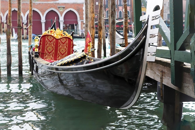 Foto una bellissima gondola nera ormeggiata nel gran canale di venezia veneto italia