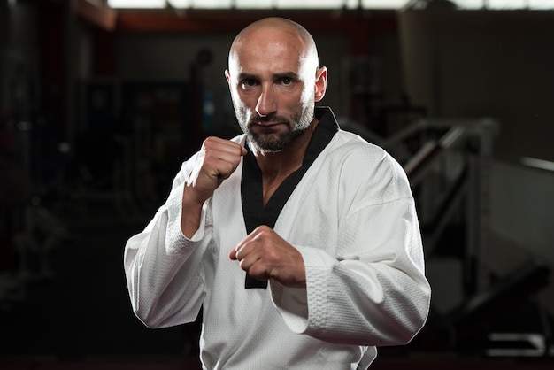 Foto esperto di karate cintura nera con posizione di combattimento