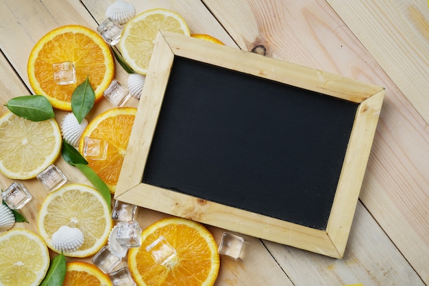 Black Board Orange Leaves Cube Ice Sea Shells Citrus Patroon op houten achtergrond