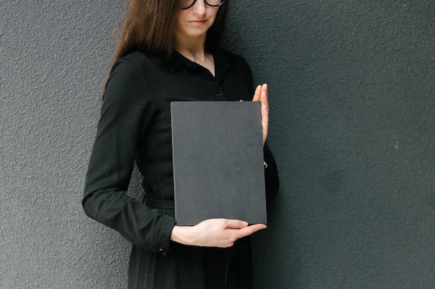 Черная обложка книги в руках женщины 39 Обложка книги для макета