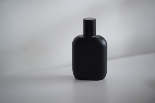 Foto una boccetta nera di profumo con la scritta 