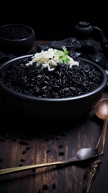 Photo a black bowl of rice with rice and a spoon