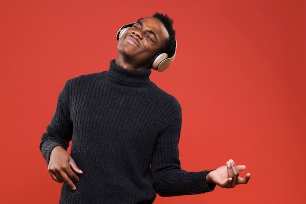 Photo black boy posing with headphones