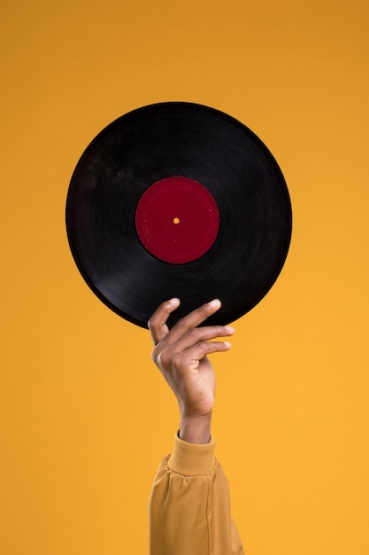 Photo black boy posing with vinyls