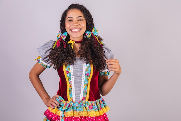 Foto donna brasiliana nera che indossa abiti da festa di giugno fraternizzazione nel nome di sao joao arraial in posa per la foto