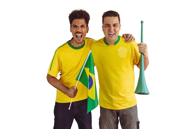 Black Brothers met geel Braziliaans shirt en vlag juichende isolaten op wit