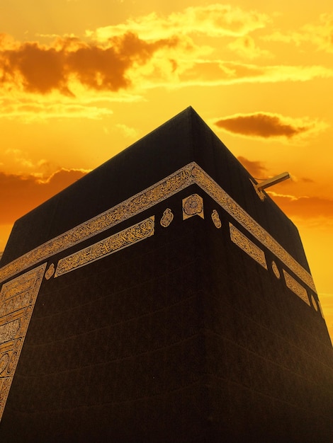 Photo the black building of the kaaba in mecca the house of allah at sunset meccasaudi arabia