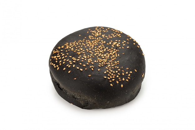 Pane nero dell'hamburger isolato su bianco.