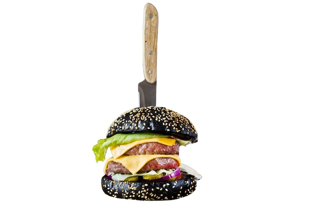 Black Burger op een houten snijplank geïsoleerd op een witte achtergrond