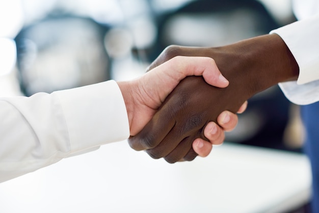 Photo black businessman shaking hands with a caucasian one