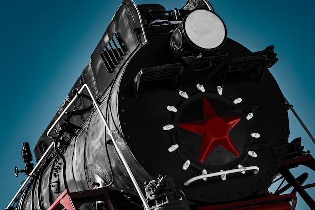 Photo black cabin of old soviet steam locomotive with red star close up dramatic and contrast