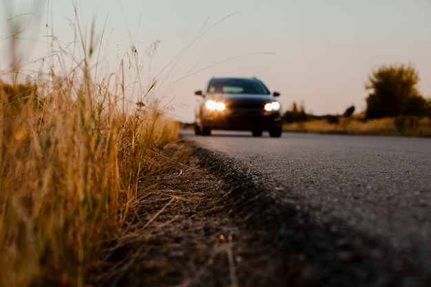 Photo black car riding on the road