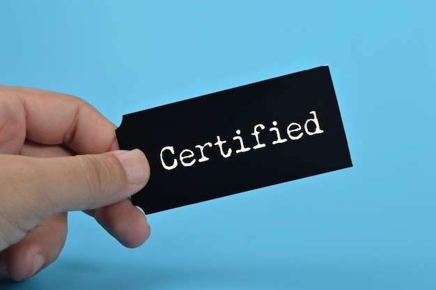 Фото Черная карта с надписью certified наличие сертифицированного специалиста дает клиентам уверенность в том, что они работают с кем-то, кто прошел тщательную подготовку.