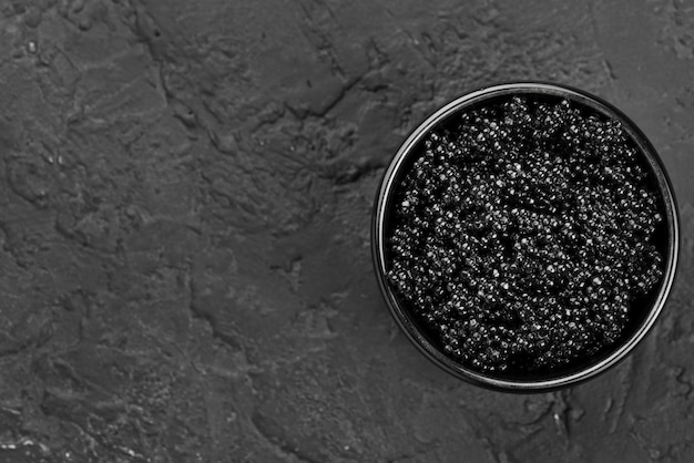 Foto caviale nero in una ciotola con spazio di copia
