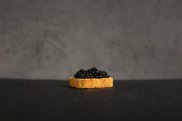 Photo black caviar. sturgeon caviar. fish delicacy. canape with caviar. expensive snack. buffet platter.