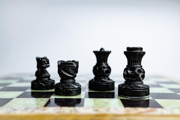 Черные шахматные фигуры на шахматной доске