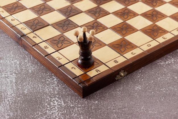 Black Chess Queen stuk met de hand gesneden in hout op handgemaakt bord.