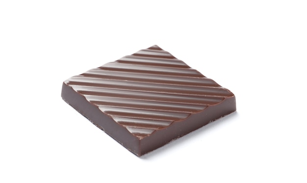 白い背景に分離された黒いチョコレートの部分。