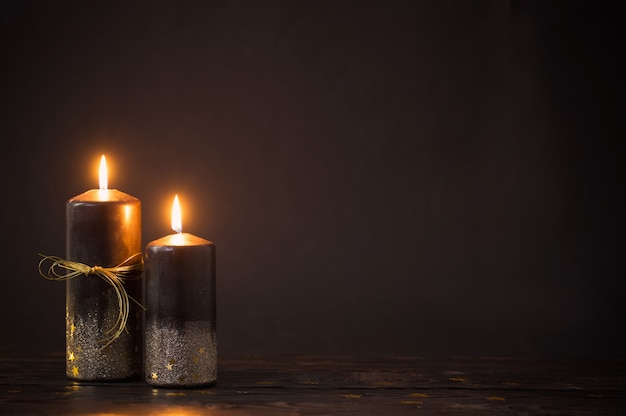 Black Christmas kaarsen op donkere achtergrond