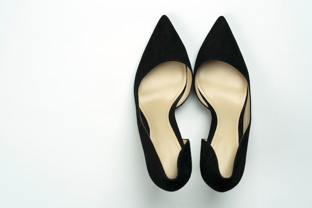 Черные классические кожаные женские туфли на каблуках