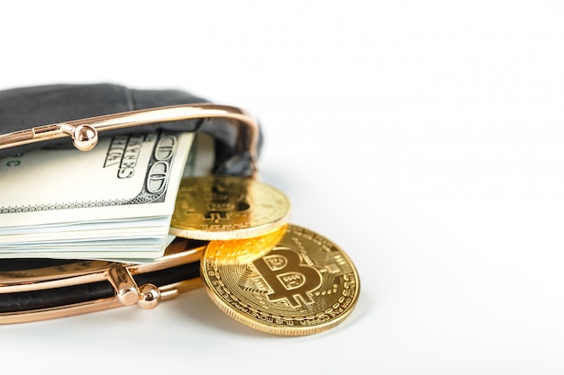 흰 벽에 달러와 bitcoin 동전 블랙 클래식 지갑.