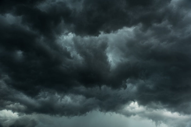 Foto nuvole nere e tempesta