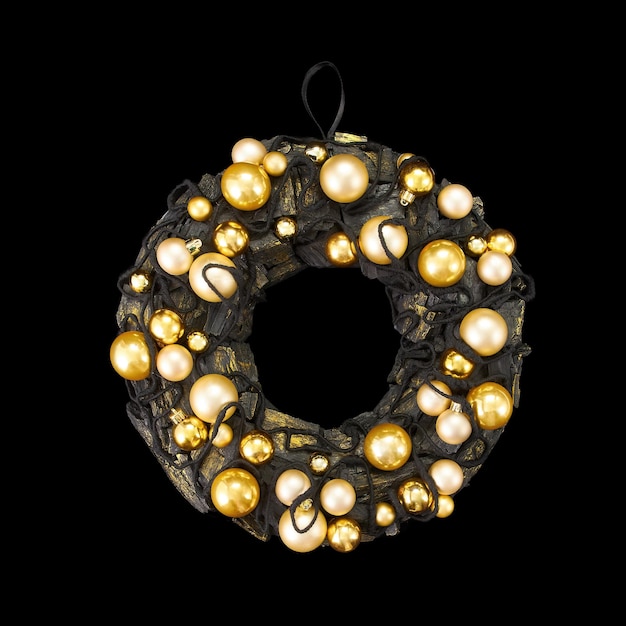 Фото Кольцо из черного угля, украшенное шнурками и золотыми шариками, как элемент интерьера