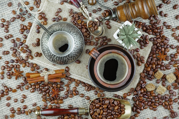 Черный кофе в зернах на старом фоне