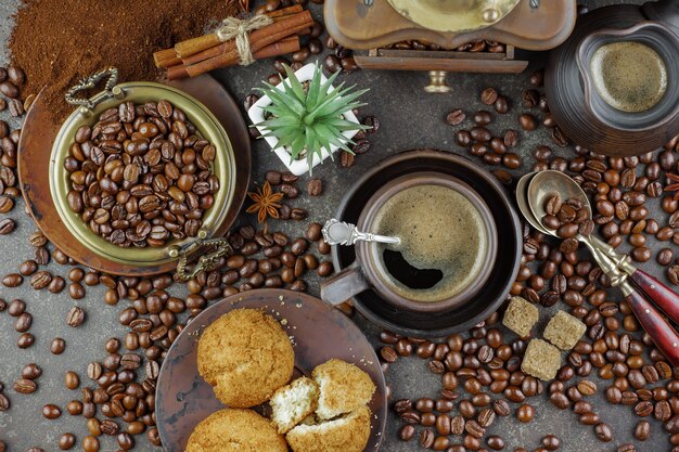 Foto chicchi di caffè nero su uno sfondo vecchio