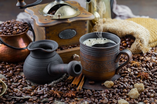 Photo black coffee beans on an old background