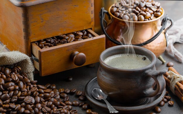 古い背景のブラックコーヒー豆