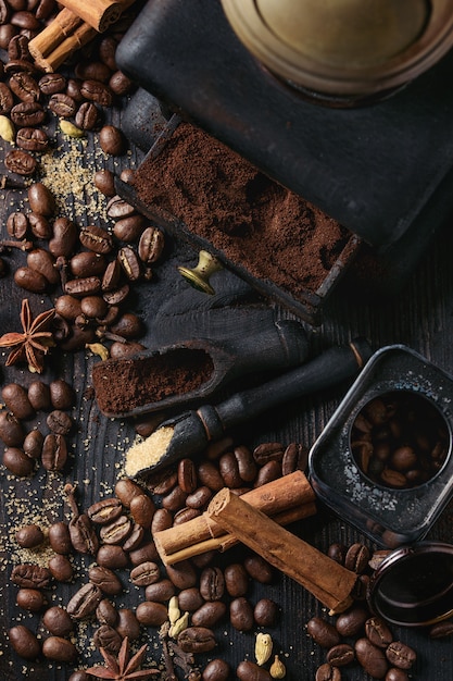 Photo black coffee beans with spices