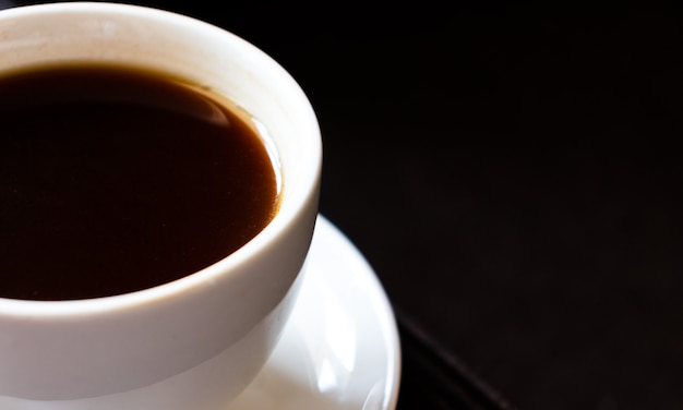 Caffè nero in una vista dall'alto di una tazza di caffè isolata su sfondo bianco. con tracciato di ritaglio.