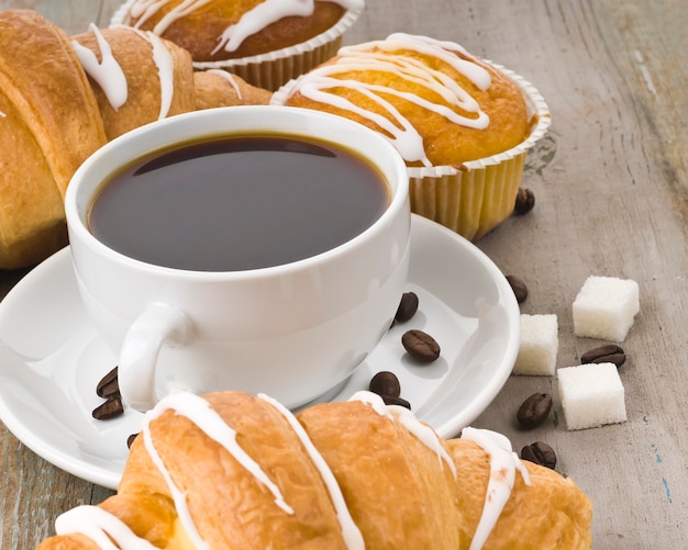 Caffè nero, croissant e muffin