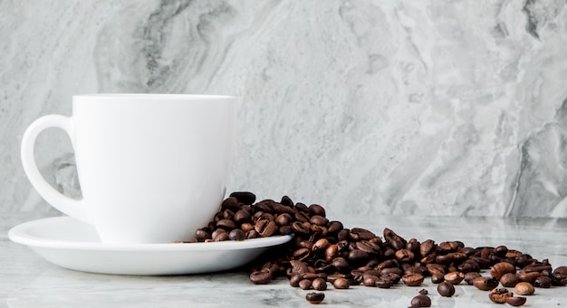 Черный кофе в чашке и кофейные зерна