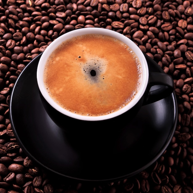 Чашка черного кофе жареная фасоль