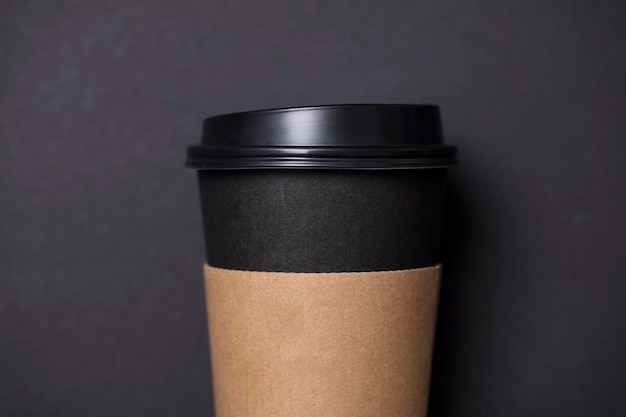 Черная кофейная чашка с пустой коричневой этикеткой