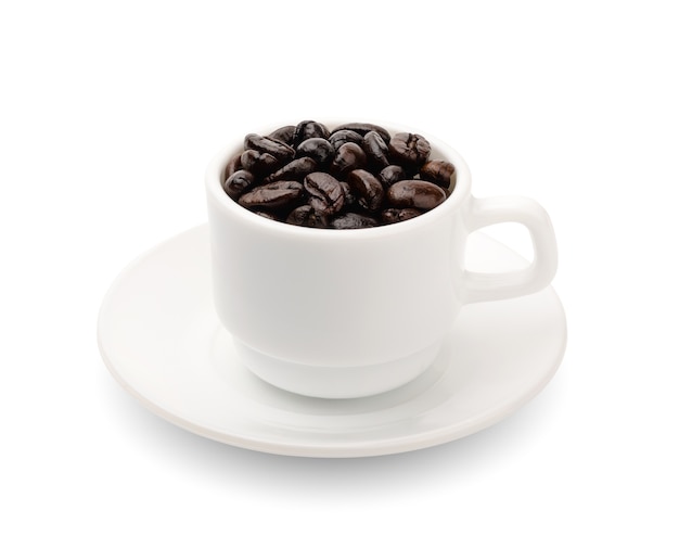Фото Черные кофейные зерна в изолированной чашке