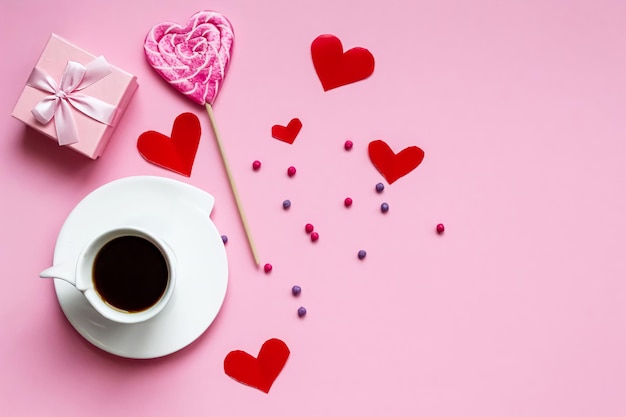텍스트를 위한 분홍색 배경 발렌타인 데이 장소에 있는 상자에 있는 블랙 커피 롤리팝과 선물